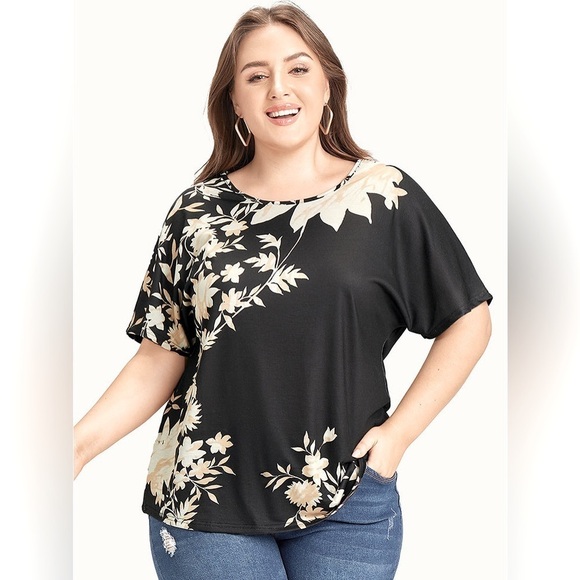 BloomChic Tops - B3.27 NWT Floral Printed Short Sleeve Round Neck T-Shirt (background Brown)